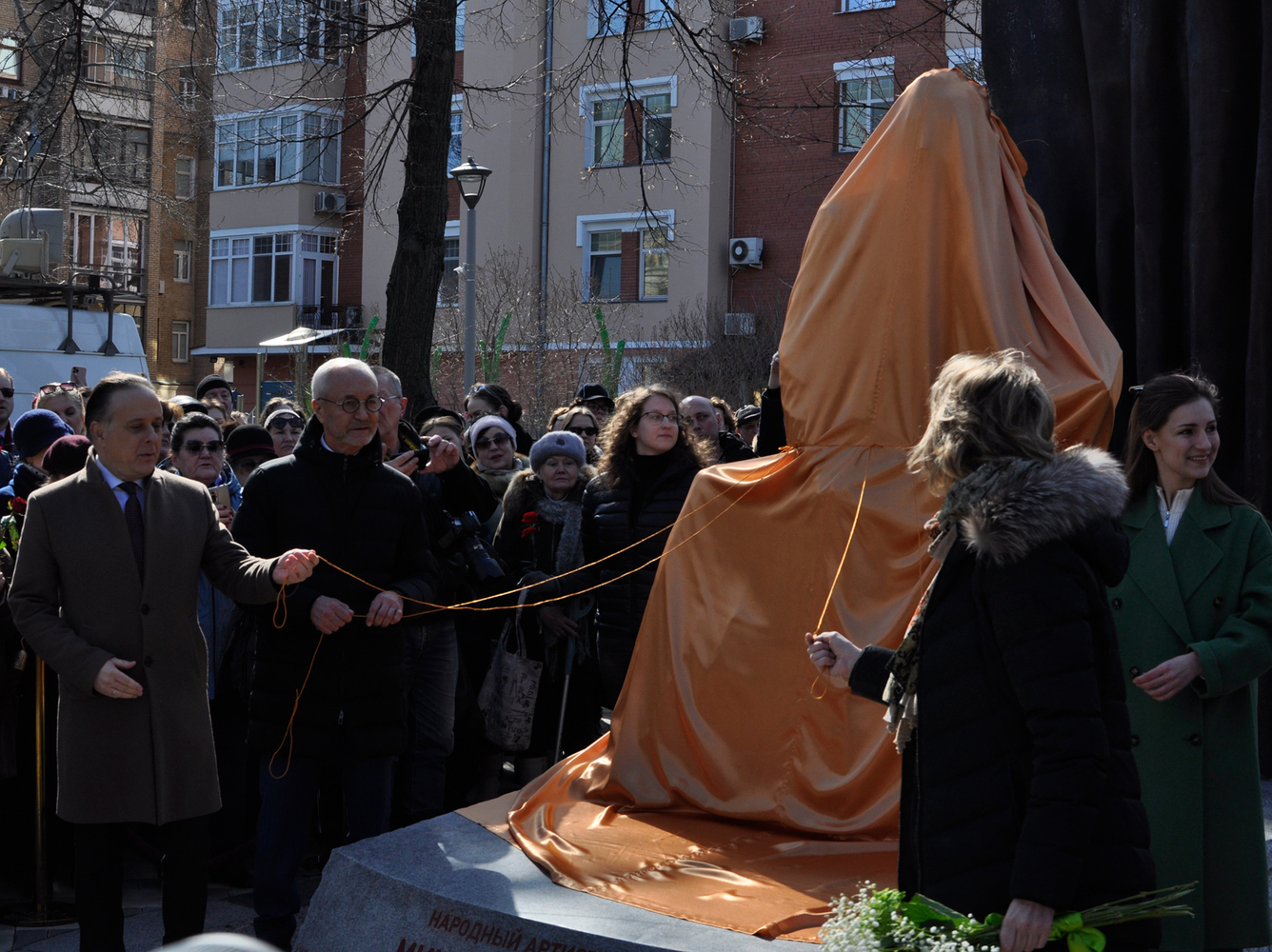 A monument to Mikhail Ulyanov was unveiled in Moscow: footage from the event