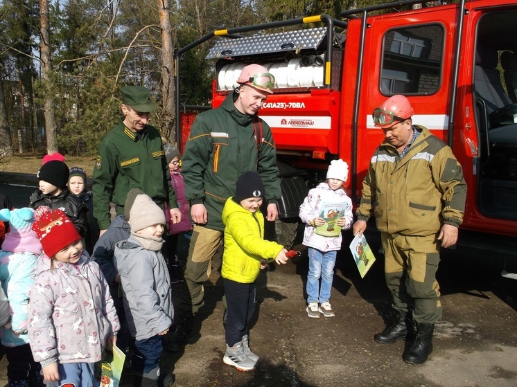 Смоленские лесные пожарные рассказали детям о пожарной безопасности