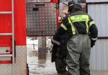 Жителей поселка Берды в Оренбурге затопило