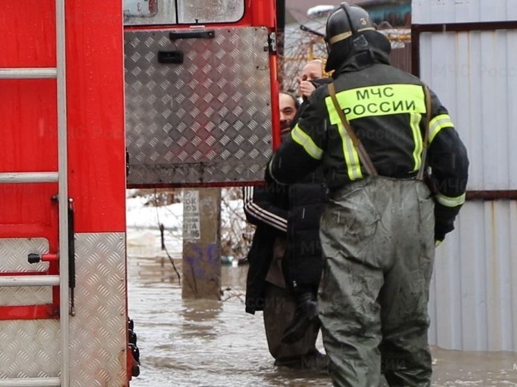 В поселке Берды в Оренбурге по самые окна домов затопило несколько улиц