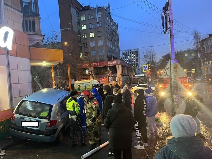 В Екатеринбурге автомобиль сбил на тротуаре мужчину и влетел в магазин