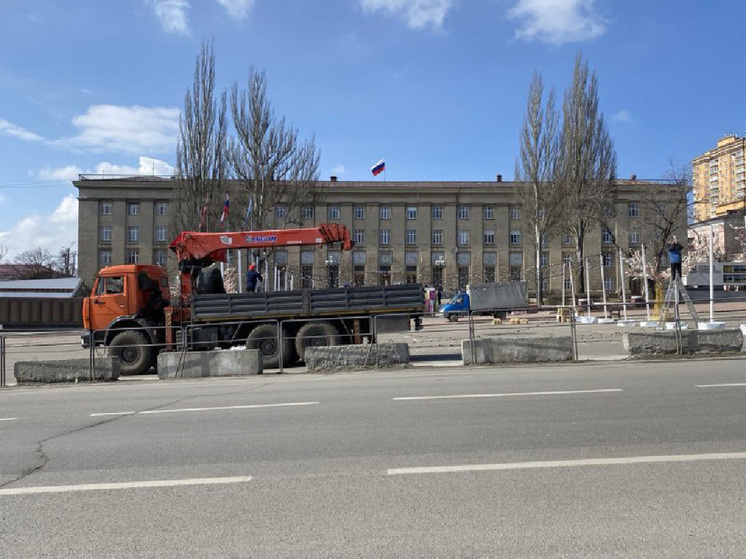 В Курске начался демонтаж Цветущего сада на Красной площади