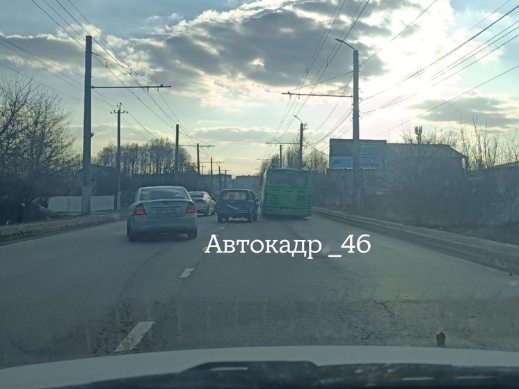 В Курске в среду в аварию попал еще один зеленый автобус ЛиАЗ