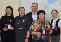 Четверых женщин-волонтеров, которые помогают участникам специальной военной операции, наградили юбилейными медалями «370 лет Российскому Забайкалью» - «За активную гражданскую позицию во благо города Читы»