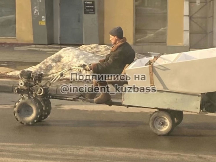 Мужчина на интересном виде транспорта привлек внимание на дорогах Кемерова