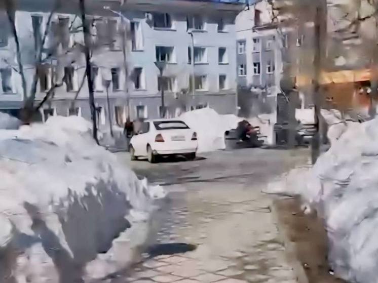 В Южно-Сахалинске таксист прокатился по скверу Крузенштерна