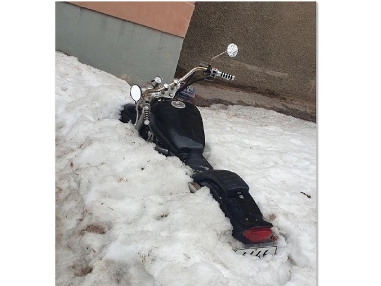 В костромском дворе обнаружился мотоцикл, который всю зиму провел в сугробе