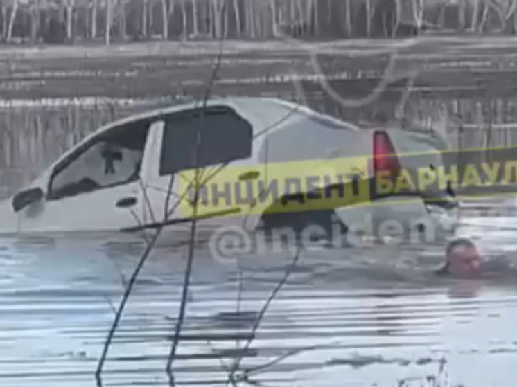 В Алтайском крае автомобиль слетел с трассы и едва не утонул в талых водах