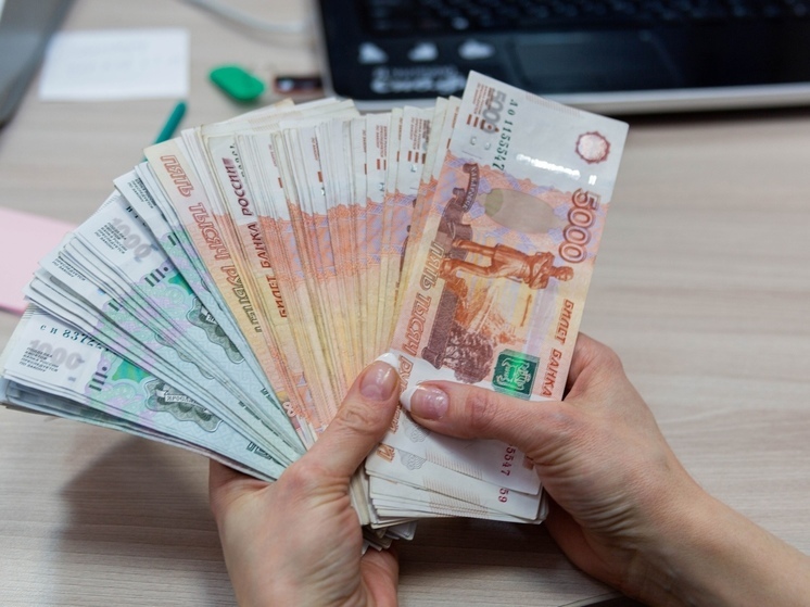 Мошенники 3 недели запугивали пенсионеров из Северска и заставили перевести на "безопасный" счёт 1,5 миллиона рублей