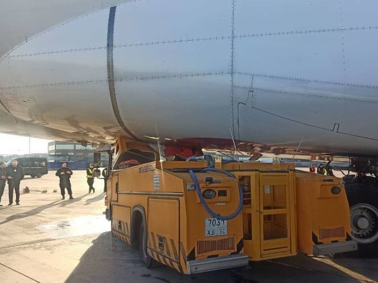 В Домодедово водовоз протаранил Airbus A380 перед рейсом в Дубай