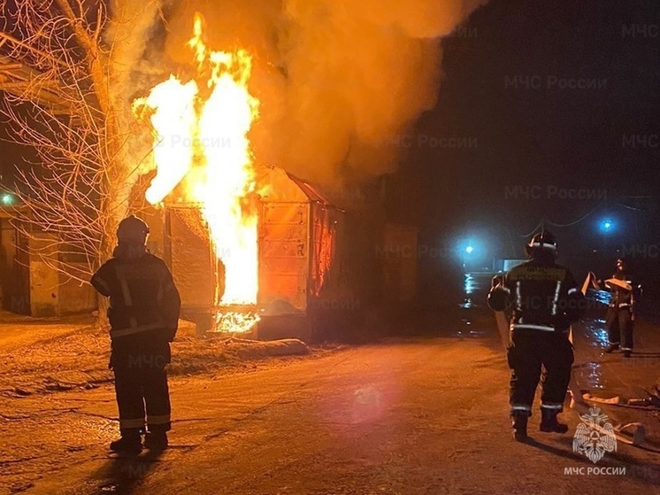 Добровольцы и спасатели боролись с огненной стихией в Орловском МО