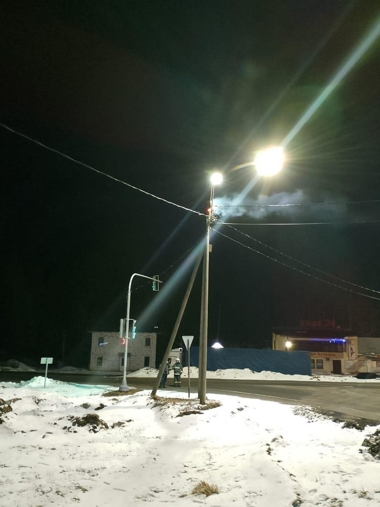 Электрический столб загорелся в поселке Карелии
