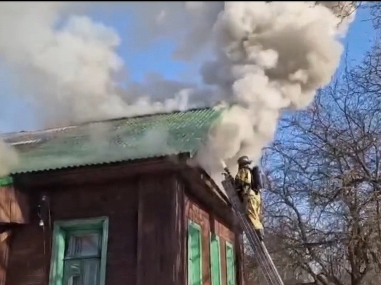 Пожарные тушат деревянный дом в Вологде на улице Шараповской