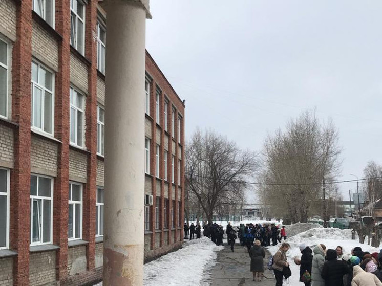 В Омске внезапно эвакуировали две школы