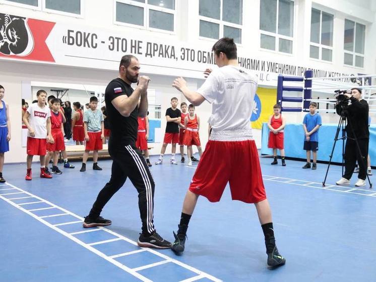 В Элисте мастер-класс по боксу провел олимпийский чемпион Рахим Чахкиев