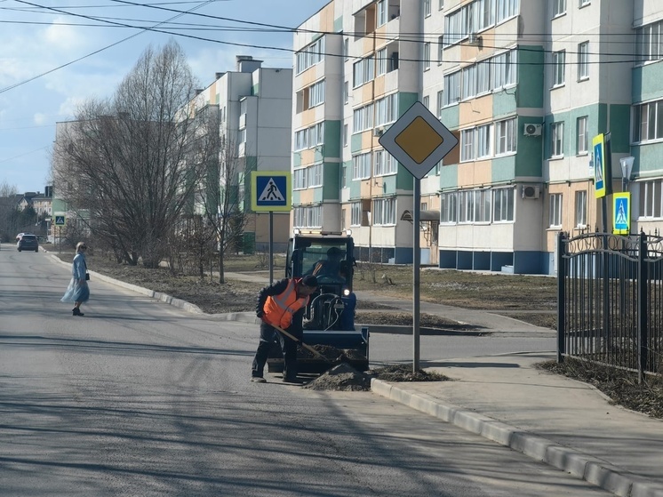 Коммунальщики Великого Новгорода продолжают весеннюю уборку города