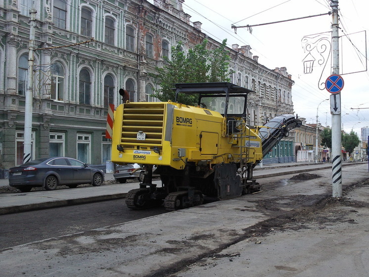 Губернатор увидел в Саратове грязные детские горки и качели