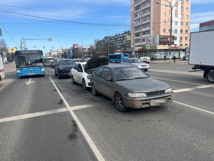 В тройном ДТП на проспекте Чайковского в Твери пострадала женщина