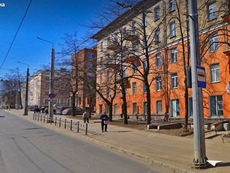 Кирпичи валятся с фасада центра соцобслуживания в Петрозаводске