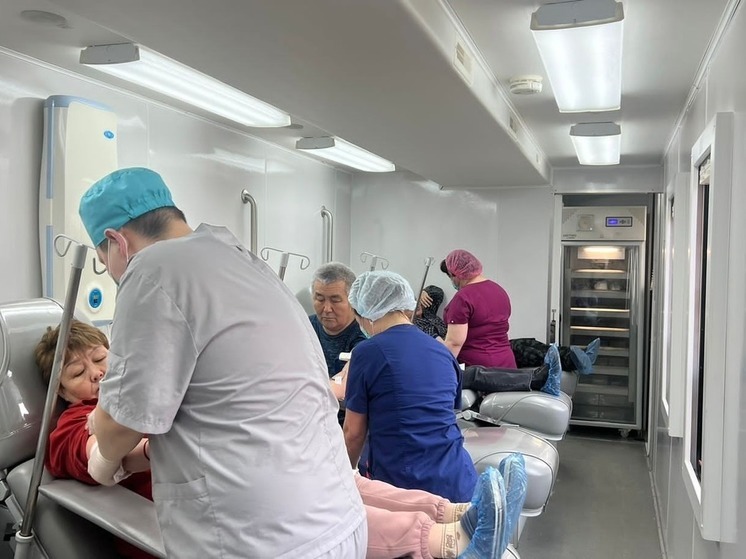 В первый день работы мобильного центра крови в райцентре Калмыкии донорами стали 93 жителя