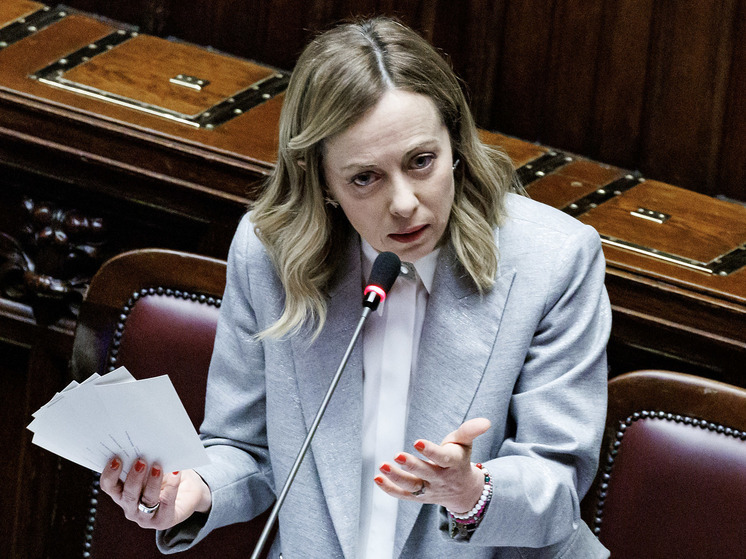 Мелони заявила, что лично выразила Макрону несогласие с отправкой войск на Украину