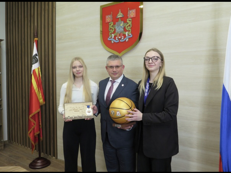 Глава города Александр Новиков встретился со смоленскими баскетболистками