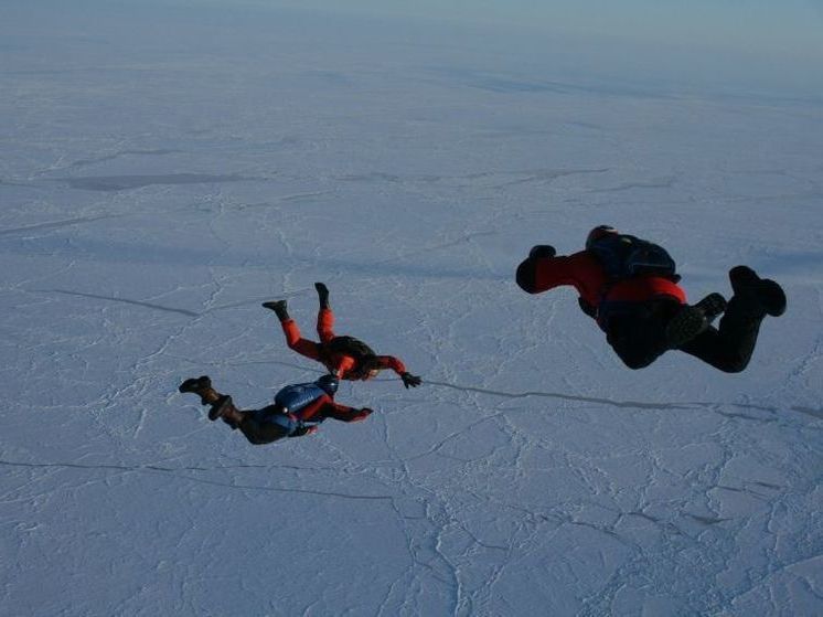 Впервые в России парашютисты совершат стратосферный прыжок на Северном полюсе