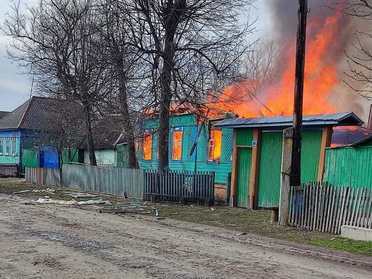 В курском селе Коровяковка после обстрела ВСУ загорелся жилой дом