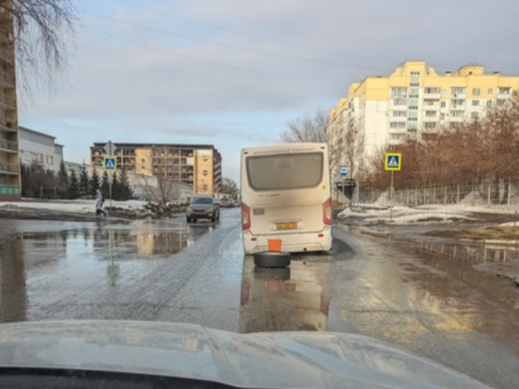 У омского автобуса отвалилось колесо на Дмитриева