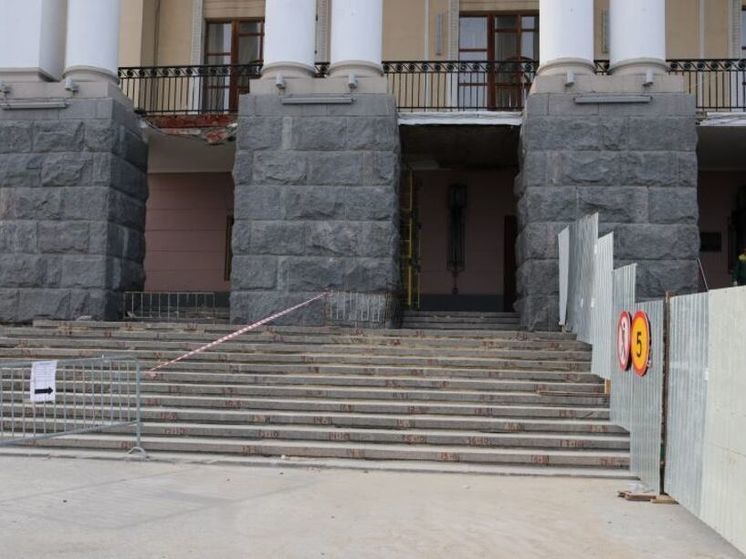 В Волгограде закончили первый этап реставрации исторической лестницы музтеатра