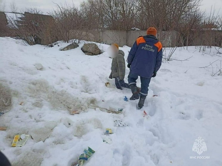 Спасатели помогли в Казани застрявшему в сугробе мальчику