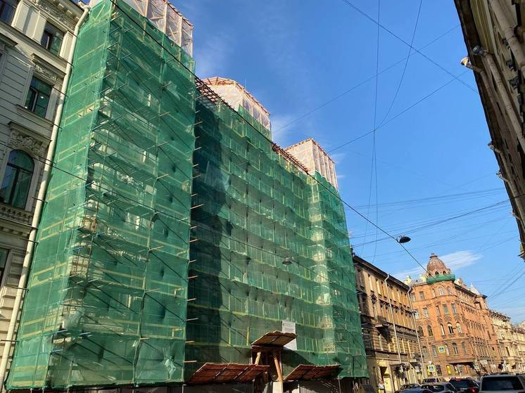 Специалисты за прошлый год отреставрировали фасады 438 нежилых строений в Петербурге, сообщили в пресс-службе Государственной административно-технической инспекции.