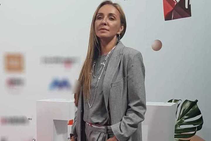 Tatyana Navka appeared at an art exhibition in the center of Moscow