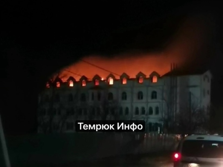В Темрюкском районе загорелся мансардный этаж здания