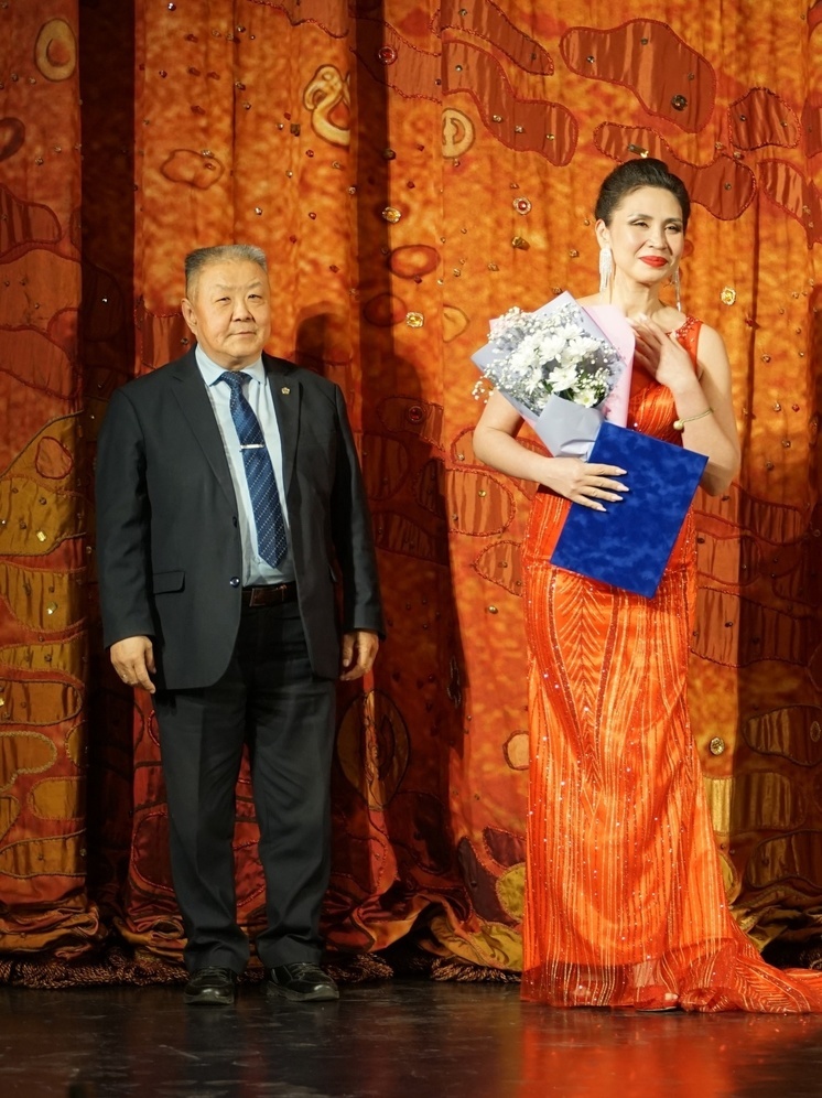 Министр культуры наградил работников Национального театра Тувы
