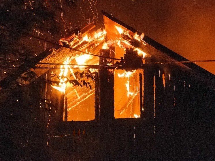 В Холмске потушили пожар в расселенном доме