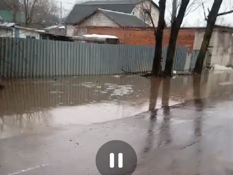 Лужа заблокировала дома на улице Алеутской в Хабаровске