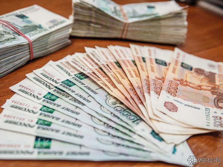 В Кузбассе сотрудница банка брала кредиты на клиентов и тратила деньги