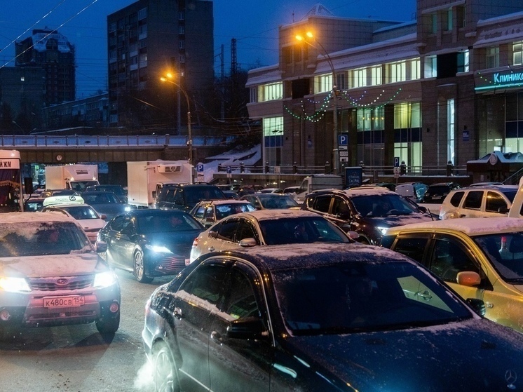 В Новосибирске площадь Труда образовалась пробка из-за светофоров