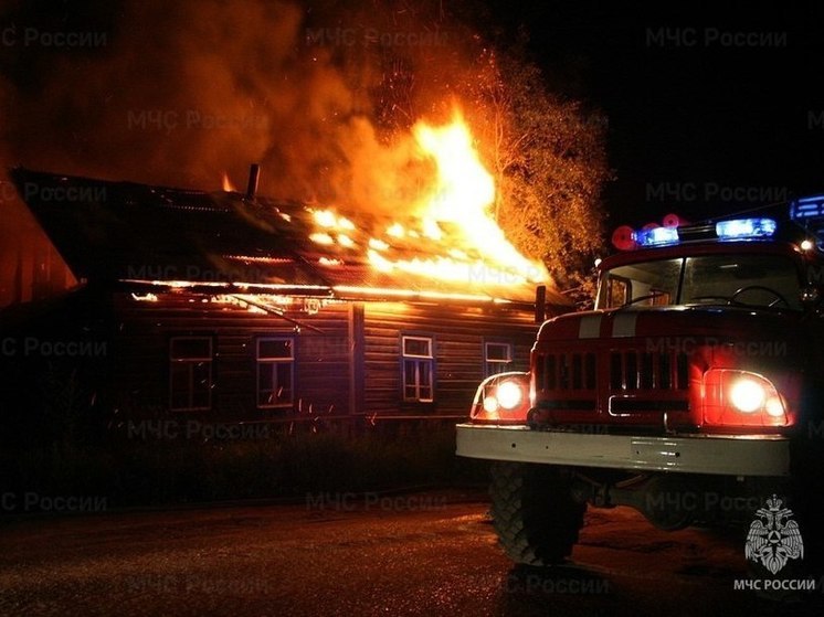 В Томаринском районе пожарные потушили деревянную баню