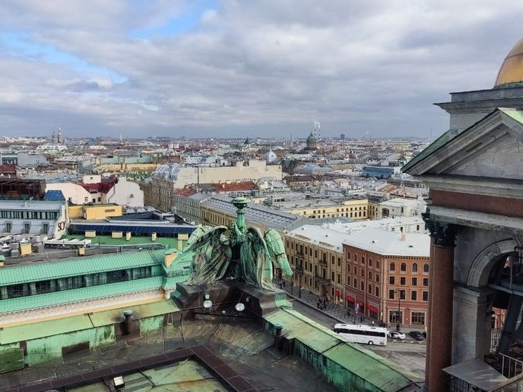Сильный дождь помешает потеплению в Петербурге, рассказал синоптик Леус