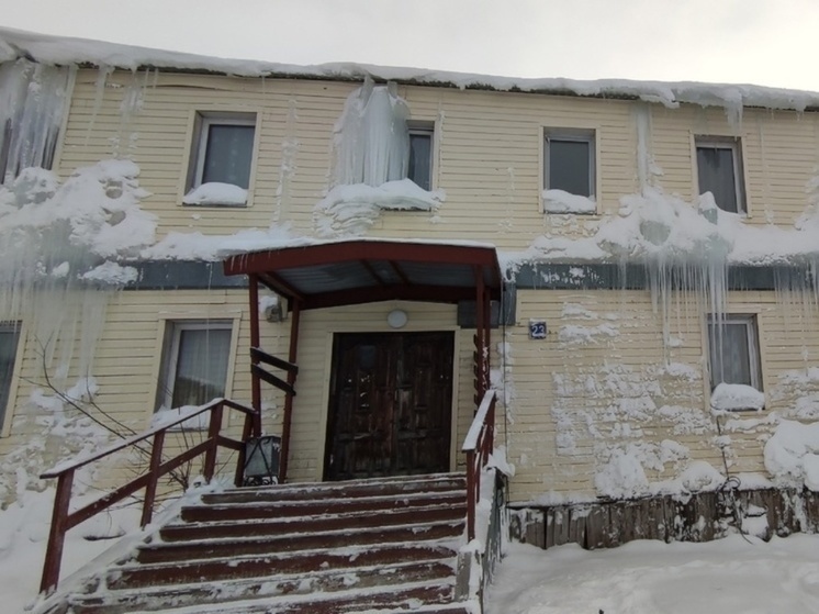 Прокуратура Салехарда заставила УК привести в порядок обросший льдом дом после новости «МК Ямал»