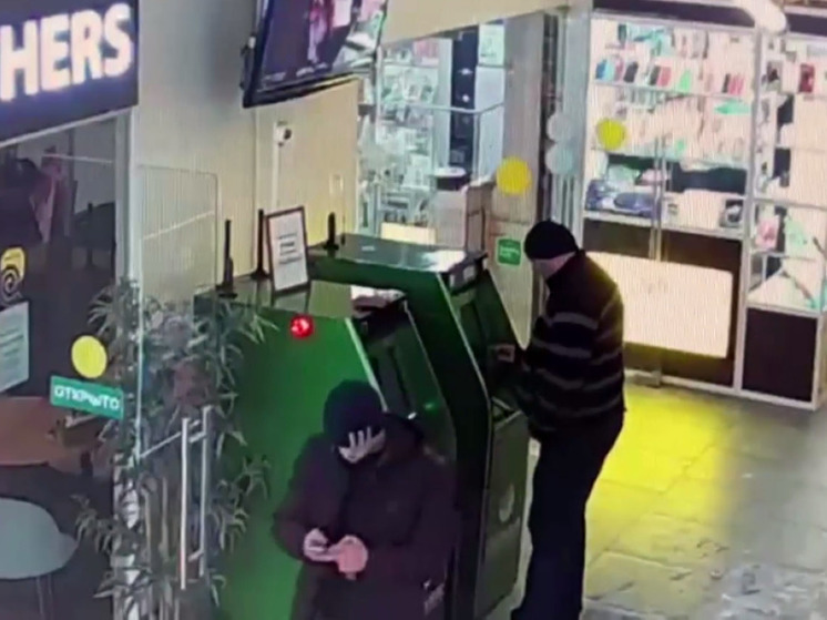 Мигрант украл деньги, забытые у банкомата в Химках