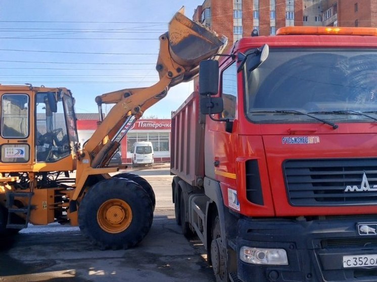 В Пензе активно вывозят с дорог зимнюю грязь