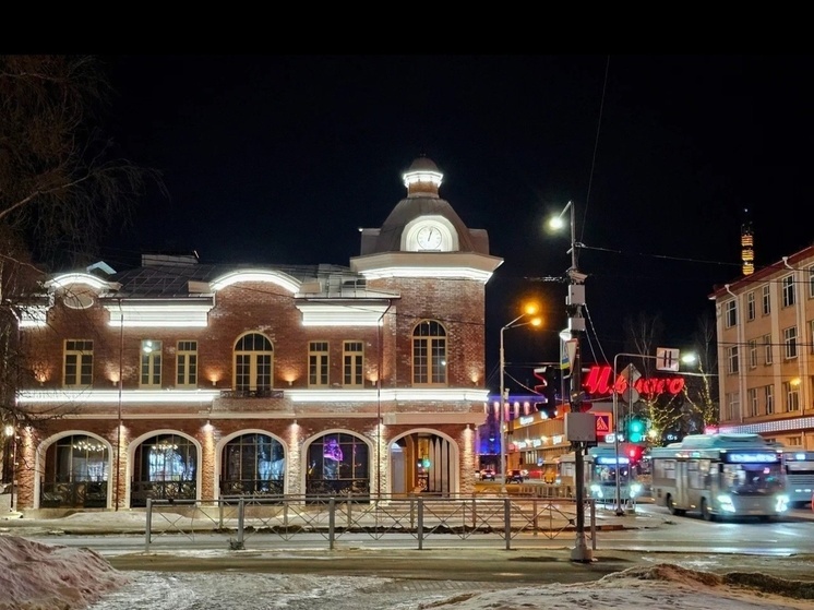 Новое здание культурно-делового центра в Архангельске украсила архитектурная подсветка