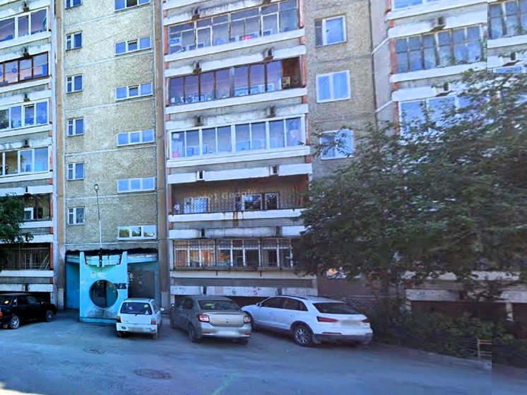 В Екатеринбурге злоумышленники вскрывали ломом дверь подъезда