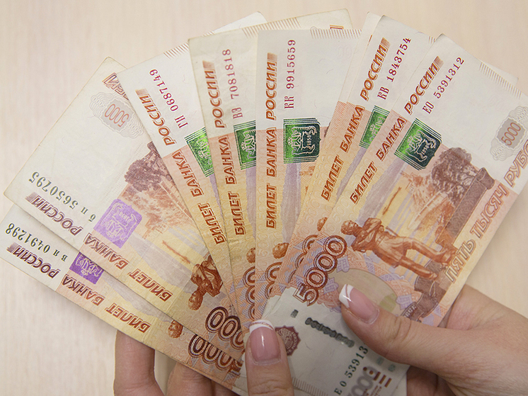 Больше 100 тысяч рублей: названа средняя зарплата в Приморье