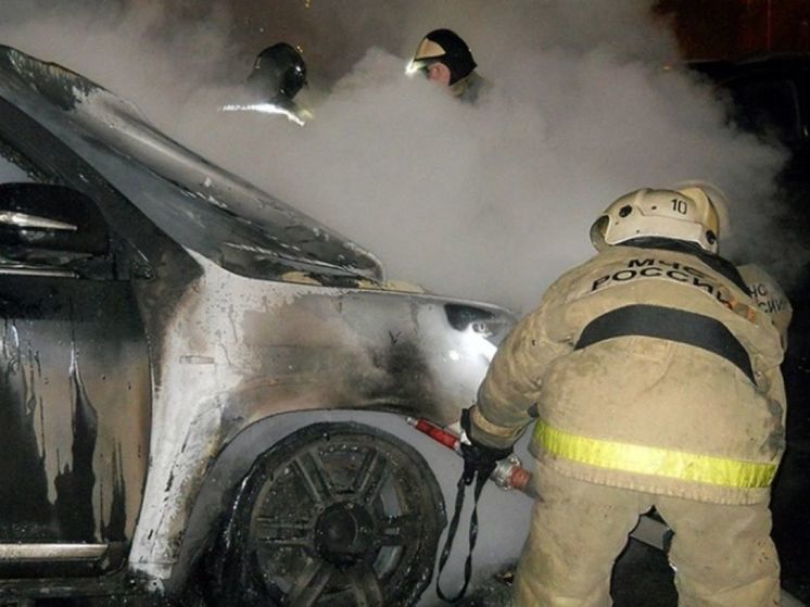 Несколько автомобилей сгорели на парковке в ночном пожаре в Мытищах