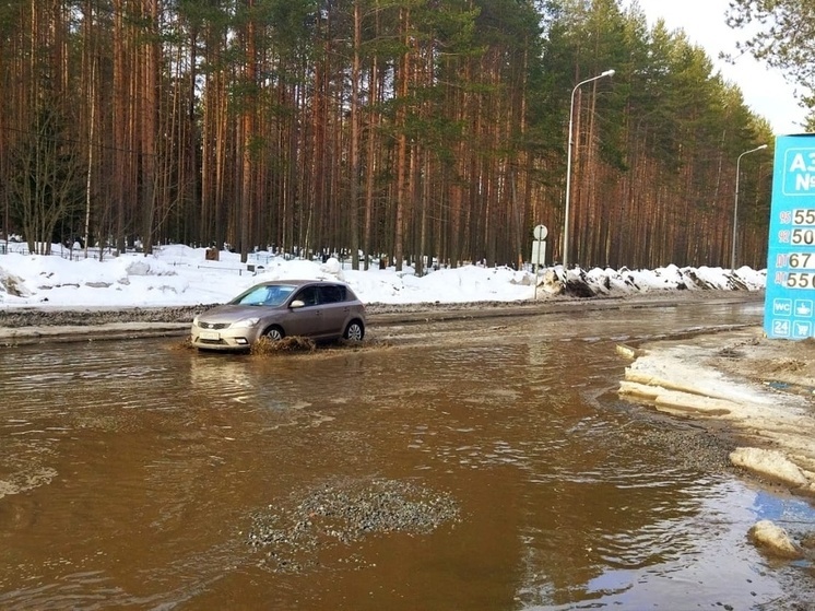 Легковые автомобили тонут на въезде в Медвежьегорск
