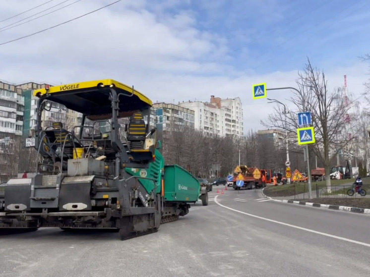 В Белгороде ремонтируют просевший участок дороги после ЧП в 2023 году
